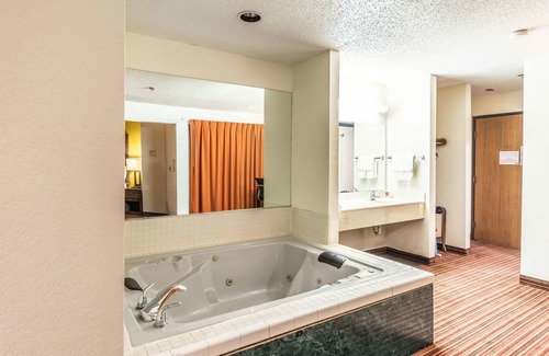 McKinney Hotel | Econo Lodge Inn & Suites