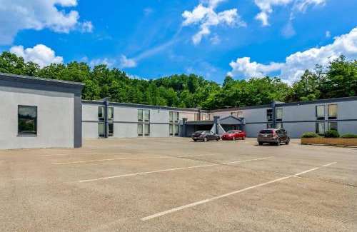 Bradley Cabina | Econo Lodge Mt Hope - Beckley