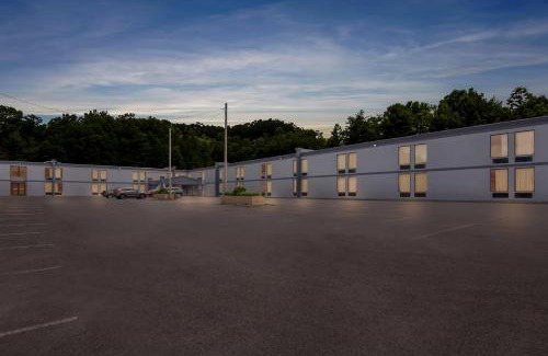 Bradley Cabina | Econo Lodge Mt Hope - Beckley