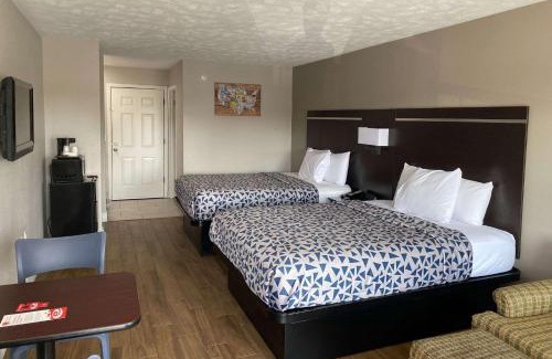 Sevierville Cabina | Econo Lodge Sevierville-Pigeon Forge on the River