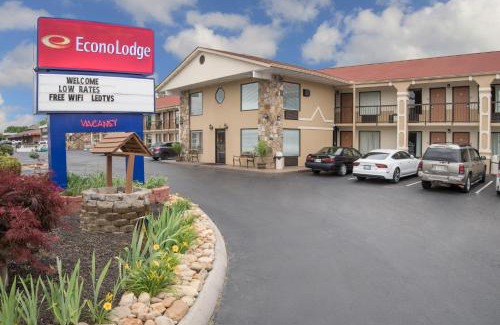 Sevierville Cabina | Econo Lodge Sevierville-Pigeon Forge on the River