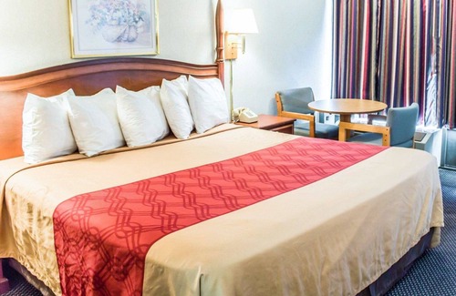 Greensboro Hotel | Econo Lodge & Suites