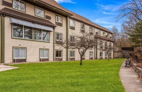 Whitehall Cabina | Econo Lodge Whitehall near Michigan's Adventure