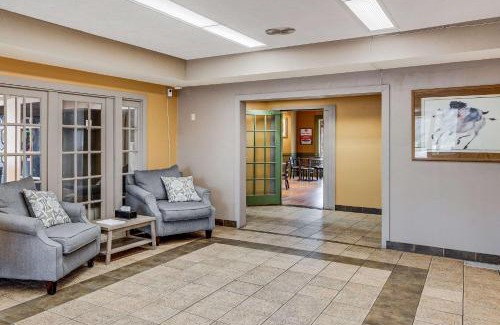 Whitehall Cabina | Econo Lodge Whitehall near Michigan's Adventure