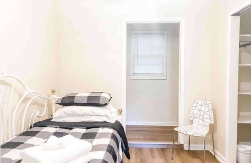Griffin Heights Casa | Economic Private Bedroom - Trundle Bed