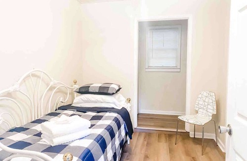 Griffin Heights Casa | Economic Private Bedroom - Trundle Bed