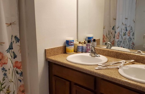 Tallahassee Apartamento | Economical Master Bedroom with Private Bath Room A
