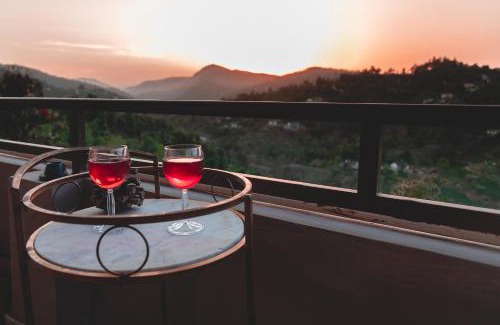 Kaul Casa | Ecstacy bathtub rooms and cafe - Mukteshwar Homestay