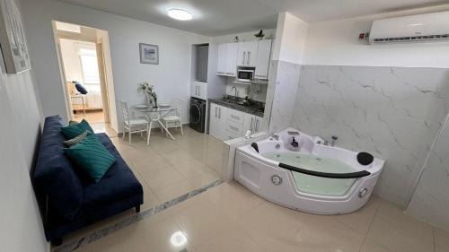 El Arenal Apartamento | Ecusuites Jacuzzi en Playas Vista Mar