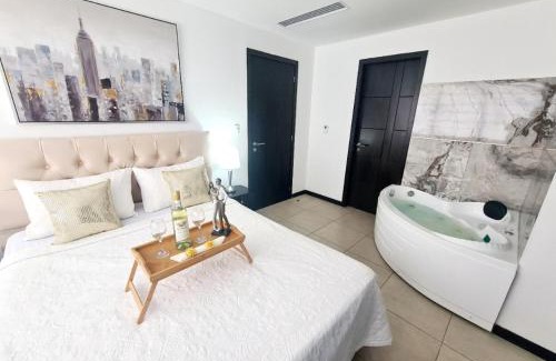 Puerto Santa Ana Apartamento | Ecusuites Jacuzzi Preference 7 Vista al Río