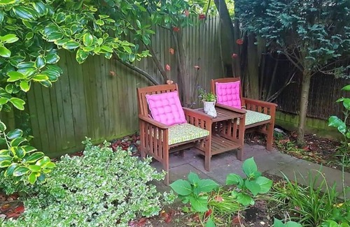 Watford Casa | Edale...in Hertfordshire countryside. 15 minute train to London.