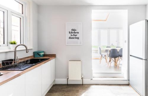 Cowes Casa | Eden Cottage - 9 Guests, Sea Views, Central Cowes, Ferry Deal