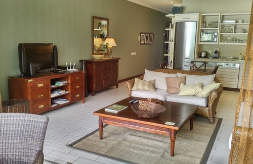 Mahe Island Apartamento | Eden Island Marina Apartment - con carrito de golf, WIFY, TV por satélite + piscina