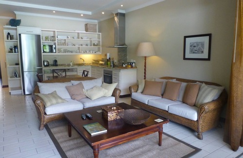 Mahe Island Apartamento | Eden Island Marina Apartment - con carrito de golf, WIFY, TV por satélite + piscina