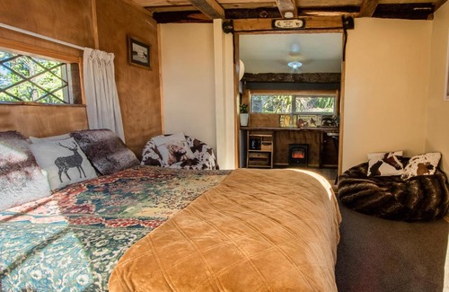 Upper Moutere Casa | Eden's Rustic Retreat - Upper Moutere Holiday Cabin