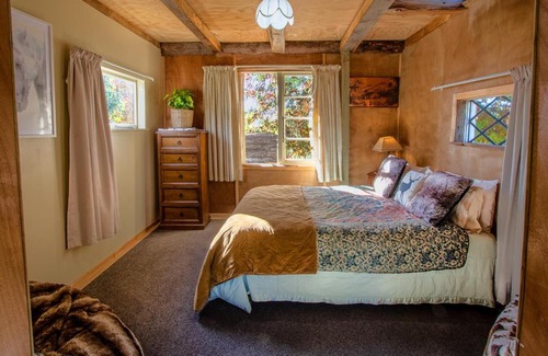 Upper Moutere Casa | Eden's Rustic Retreat - Upper Moutere Holiday Cabin