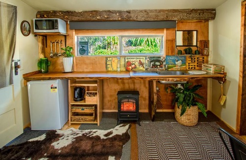 Upper Moutere Casa | Eden's Rustic Retreat - Upper Moutere Holiday Cabin