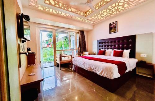 The Mall Road Hotel | Edge Dwapar A Luxury Property Near Mall Road
