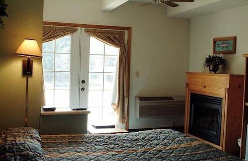 Shady Cove Hotel | Edgewater Inn Shady Cove