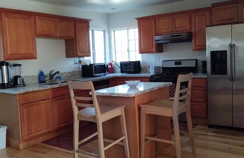 Lake Elsinore Casa | The local host is bilingual, English/Spanish