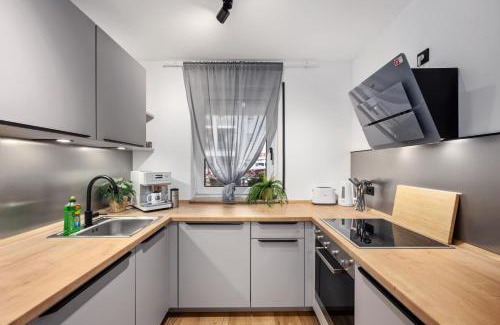 Schloßchemnitz Apartamento | EDLER WOHNRAUM Elegantes Apartment mit Balkon, Boxspringbett, Kaffeevollautomat, Lift & Parkplatz