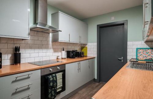 Upper Edmonton Casa | EDMONTON - 4 bedrooms, Sleeps 8, 3 bathroom Contractor Base