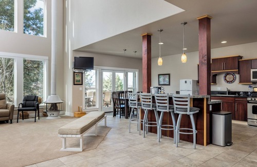 Mountain View Casa | Edradour Estates – Stunning 6 BDR Bend Retreat for 14 w/ Theater Room!