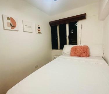 Malamig Apartamento | EDSA Cozy 3BR near MRT w Netflix and Karaoke Fun