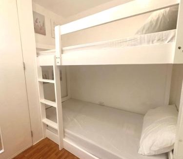 Malamig Apartamento | EDSA Cozy 3BR near MRT w Netflix and Karaoke Fun