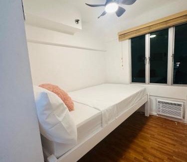 Malamig Apartamento | EDSA Cozy 3BR near MRT w Netflix and Karaoke Fun