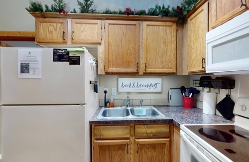 Rea Apartamento | EF Bear Cave 3* Free Wifi, Satellite Tv, Sleeps 2, Pet Friendly, Bbq Grill