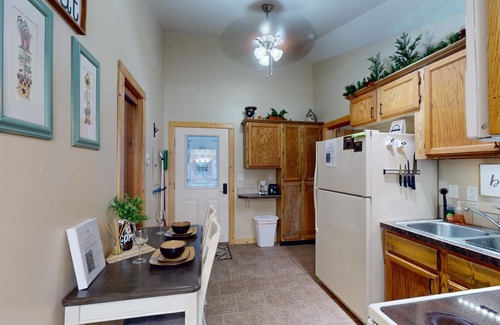 Rea Apartamento | EF Bear Cave 3* Free Wifi, Satellite Tv, Sleeps 2, Pet Friendly, Bbq Grill