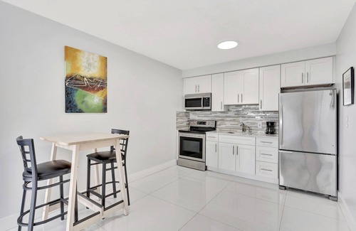 Bermuda Riviera Apartamento | Efficiency with City Views