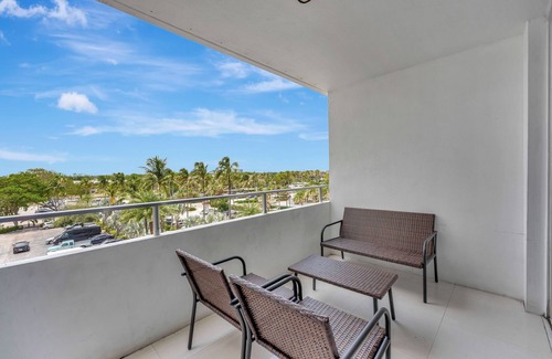 Bermuda Riviera Apartamento | Efficiency with City Views