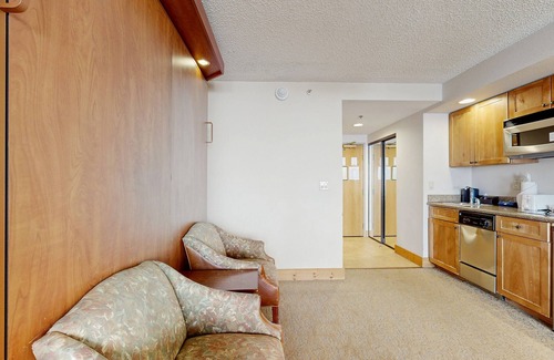 Crested Butte Apartamento | Efficient Mountain Escape W/ Murphy Bed, Shared Pool, Slope Access & Kitchenette