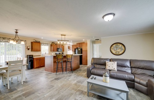 Pimento Casa | Efficiently Equipped Lewis Home: Deck & Gas Grill!