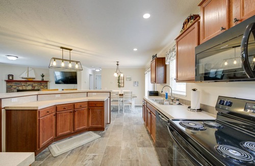 Pimento Casa | Efficiently Equipped Lewis Home: Deck & Gas Grill!