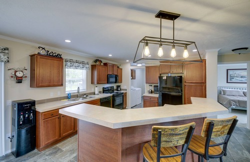Pimento Casa | Efficiently Equipped Lewis Home: Deck & Gas Grill!