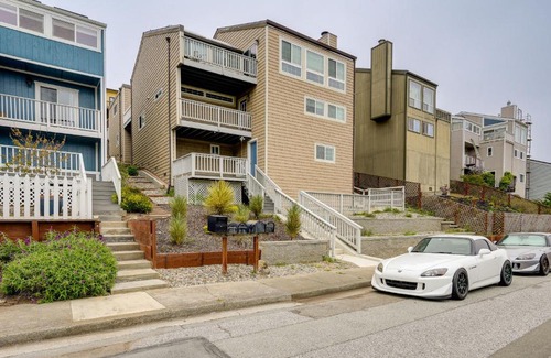 Edgemar - Pacific Manor Apartamento | Efficiently Equipped Pacifica Apt - 1 Mi to Beach!