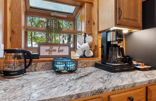 Egg Harbor Cabina | Egg Harbor Log Cabin w Outside Bar and Patio!