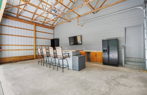 Egg Harbor Cabina | Egg Harbor Log Cabin w Outside Bar and Patio!
