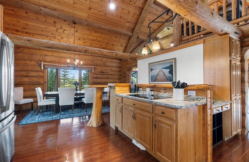 Egg Harbor Cabina | Egg Harbor Log Cabin w Outside Bar and Patio!