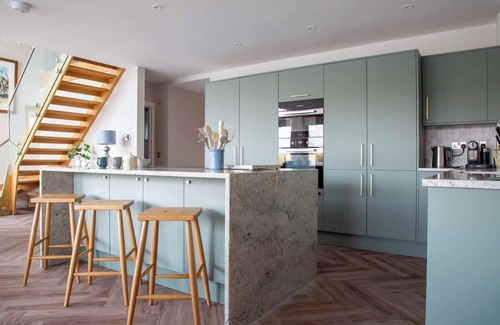 Ampney Crucis Casa | Egret Lodge | Lakeside Hot Tub Retreat + Kayaks