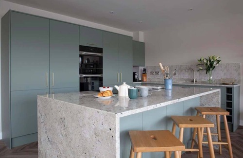 Ampney Crucis Casa | Egret Lodge | Lakeside Hot Tub Retreat + Kayaks