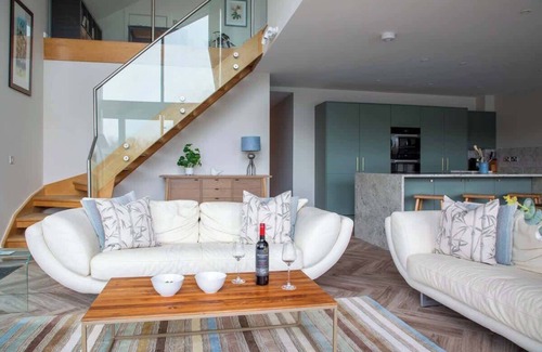 Ampney Crucis Casa | Egret Lodge | Lakeside Hot Tub Retreat + Kayaks