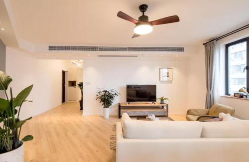 Huangpu Apartamento | EHUB - Enjoy Shanghai Tower View with Floating Bed, near Yuyuan Garden and the Bund
