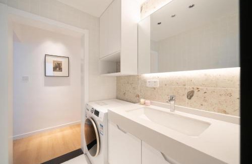 Huangpu Apartamento | EHUB - Super Luxury Apt at the Bund Area with Big Balcony, Surrounded by Shopping & Dining