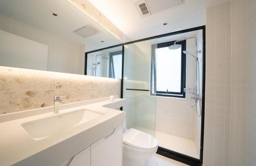 Huangpu Apartamento | EHUB - Super Luxury Apt at the Bund Area with Big Balcony, Surrounded by Shopping & Dining