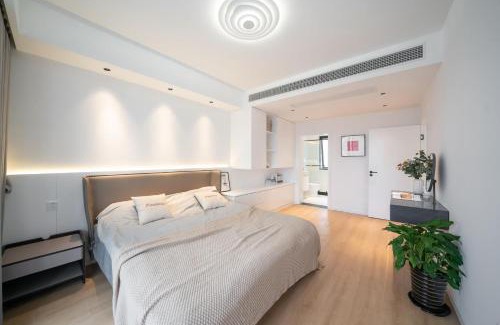 Huangpu Apartamento | EHUB - Super Luxury Apt at the Bund Area with Big Balcony, Surrounded by Shopping & Dining