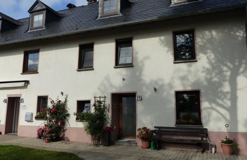 Plutscheid Apartamento | Eifel-Hügelhaus Plütscheid - 5-bed vacation apartment shower/WC, 3 bedrooms